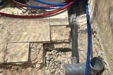 הנחת-קווי-מים-חדשים-בתעלה-ברצפה