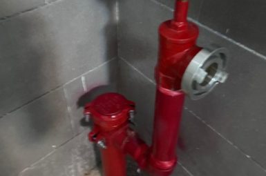 ברז-אדום-ושסתום-בחדר-רחצה-נקודת