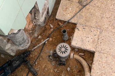 פתיחת-הקרקע-והתקנת-מלכודת-רצפה-וצנרת