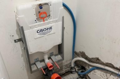 אינסטלטור בירושלים מתקין ניאגרה סמויה מותקנת קווי מים וניקוז