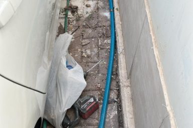 אינסטלור בירושלים מבצע העברת קו מים כחול לאורך מסדרון