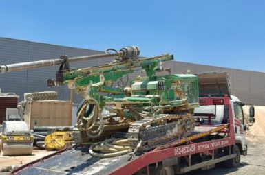 הובלת מיני‑מחפר על גרר